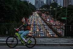 Movimentação de veículos na avenida 23 de Maio na zona sul de São Paulo