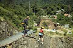 Mairiporã, SP, BRASIL, 23-02-2025: MPME Empreendedorismo e esportes radicais. A pauta aborda o empreendedorismo no setor de esportes radicais, com foco na Rope Trips, empresa de rope jump (salto em pêndulo). Na foto: participantes realizam salto na Pedreira do Dib, sob os cuidados do diretor da Rope Trips, Marco Jota. (Foto: Lucas Seixas/Folhapress).  ***Exclusivo Folha de S. Paulo ***