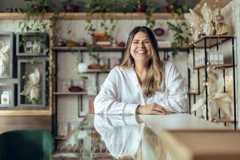 São Paulo, SP, BRASIL, 17-03-2025: MPME Fábricas de ovos de Páscoa tentam driblar alta do chocolate. A confeiteira Priscila França, dona da chocolateria Priscyla França, garantiu a compra antecipada das amêndoas de cacau, com preço melhor. Mesmo assim, produziu ovos de chocolate menores, com adição de outros ingredientes que reduzem a quantidade de chocolate, em embalagens sustentáveis mais simples e baratas. Fotos realizadas na chocolateria, na Chácara Santo Antônio. Na foto: Priscila em sua loja. (Foto: Lucas Seixas/Folhapress).  ***Exclusivo Folha de S. Paulo ***