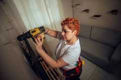 São Paulo, SP, BRASIL, 21-03-2025: MPME Mulheres que empreendem em áreas dominadas por homens. Bianca Melo, 37, é dona da In Utilidades Caseiras, que presta serviços de montagens de móveis e instalações residenciais para mulheres e pessoas LGBT. A pauta fala sobre mulheres que empreendem em setores tradicionalmente masculinos, como mecânica e serviços gerais, criando negócios para atender outras mulheres. Fotos realizadas na casa da Bianca, na Vila Maria. (Foto: Lucas Seixas/Folhapress).  ***Exclusivo Folha de S. Paulo ***