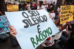 Estudantes de SP protestam contra racismo em shopping
