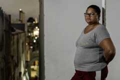 'Sinto raiva da comida', diz mulher que passou fome e enfrenta obesidade com o filho