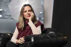 Tati Bernardi em gravação para a CasaFolha