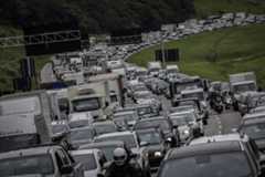 Após manhã com lentidão, motorista tem boas condições na saída para o feriado em SP; confira situação das estradas