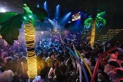 Spring breakers flock to Cancun