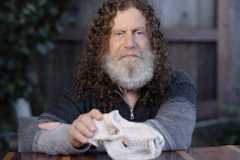 SÃO PAULO - SP - BRASIL - 18-06-2025 - Mesa ?Da contagem nos dedos à inteligência artificial?, com Marcelo Viana(à esquerda), diretor-geral do Instituto de Matemática Pura e Aplicada (Impa), que fala sobre a história da disciplina e sua presença em nosso dia a dia e no futuro das nações, com mediação de Eduardo Sombini(à direita). O encontro acontece no Auditório Armando Nogueira, durante o sexto dia da Feira do Livro, realizada na Praça Charles Miller, no bairro do Pacaembu. (Foto: Rafaela Araújo/Folhapress, ILUSTRADA) * EXCLUSIVO FOLHA DE SÃO PAULO **