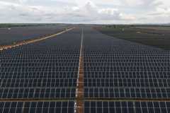 JANAÚBA, MG, BRASIL, 03.12.2024: ENERGIA SOLAR - PARQUE FOTOVOLTAICO - MEIO AMBIENTE  Imagem aérea mostrando as placas solares do maior parque de geração de energia solar da América do Sul, localizado em Janaúba (MG). A área é dedicada à produção de energia sustentável, com a pecuária cedendo espaço para a instalação das placas fotovoltaicas. (Foto: Eduardo Anizelli/Folhapress)