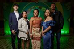 SÃO PAULO, SP, BRASIL. 30/09/2024 - 21ª edição do Prêmio Empreendedor Social, na Sala São Paulo, na noite desta terça-feira (30).  O concurso realizado por Folha e Schwab, traz como finalistas seis iniciativas que apresentam soluções para tornar as cidades e o planeta mais resilientes e sustentáveis.  Na foto (esq. para dir.), Eli Minev Benxecry, Thalya Souza, Natalia Mapua, Andressa Souza e Wanner Batista. (Foto: Jardiel Carvalho /Folhapress, EMPREENDEDOR SOCIAL) ***EXCLUSIVO FOLHA***