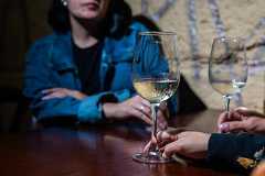 Clientes tomam vinho em bar da região do Bixiga