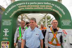 Tarcísio estende programa de ICMS e ajuda Toyota em reconstrução de fábrica