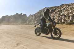 Com estilo aventureiro, Triumph Scrambler 400 X passa bem pelo asfalto ruim; veja teste