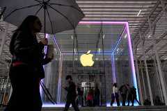 FILE PHOTO: Apple's Fifth Avenue store in New York City