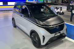 Nissan instala painel solar no teto de um carro elétrico; veja vídeo