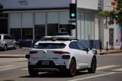 O carro autônomo e o operador embaixo da mesa