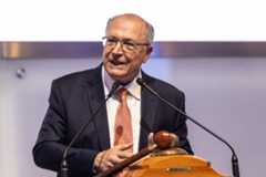 Montadoras de carros poderão ter 'autorização especial' da China para receber chips