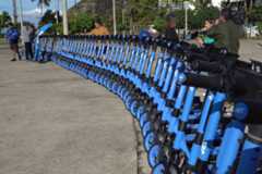 Patinetes, ferry boat e novas regras tentam aliviar o trânsito no litoral paulista