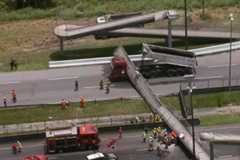 Caminhão derruba passarela no RJ, e motorista morre após carro ser atingido
