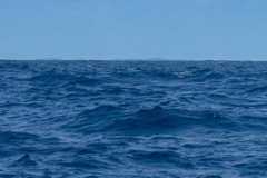 Momento 'terra à vista', observada a olho nu, a 30 quilômetros da costa na praia de Maxaranguape, no Rio Grande do Norte, com vista de leste para oeste