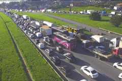 Paulistano enfrenta congestionamentos na saída para o feriado prolongado