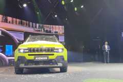 Jeep revive cena clássica no Salão do Automóvel com Avenger coberto por cacos de vidro; veja vídeo
