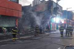 Incêndio destrói imóveis comerciais em São Bernardo do Campo (SP)