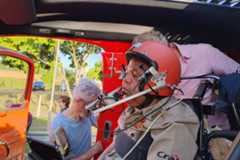 Dirigindo com a boca e a cabeça, piloto tetraplégico disputa corrida de calhambeques em SP; veja