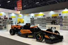 Tratores, robôs, avião e F-1 feito de Lego dividem atenção com carros no Salão do Automóvel; veja imagens