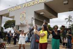 Tarcísio e centrão criticam prisão de Bolsonaro, enquanto esquerda celebra decisão