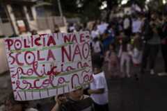 Manifestantes protestam contra PMs que invadiram escola em São Paulo