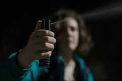 Castro autoriza venda no RJ de spray de pimenta para mulheres em farmácias