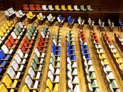 SAO PAULO, SP, BRASIL, 24/11/2025. Nova sala de concerto do Instituto  Baccarelli: Detalhe das cadeiras coloridas da nova  sala de concerto e teatro do Instituto Baccarelli, localizado na comunidade de Heliopolis(Foto Eduardo Knapp/Folhapress. Guia Folha)