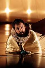 Gregorio Duvivier em cena do monólogo 'O Céu da Língua'