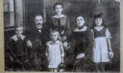 Gulyás József családja körében