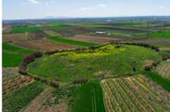 Figure 5: The tell of Otzaki and surrounding landscape, aerial photograph (Copyright: Ephorate of Antiquities of Larissa). 