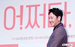 배우 김동욱이 9일 오전 서울 압구정 CGV에서 열린 영화 ‘어쩌다, 결혼’ 제작보고회에 참석해 포토타임을 하고 있다 . /jpnews@osen.co.kr