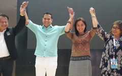 <p><strong>NEW BULACAN GUV.</strong> Members of the Provincial Board of Canvassers and provincial election supervisor, Lawyer Mona Ann T. Aldana-Campos, of the Commission on Elections (right) proclaim Vice Governor Daniel R. Fernando (2nd from left) as the duly-elected governor of Bulacan on Thursday (May 16, 2019). Fernando  replaces outgoing Governor Wilhelmino Sy-Alvarado, who will serve as the province's vice governor. <em>(Photo by Manny Balbin)</em></p>