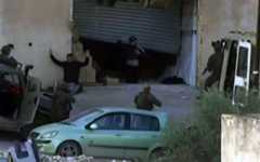 27일(현지시각) 요르단강 서안지구 제닌에서 이스라엘군에 의해 포위되자 손을 들어 항복 의사를 밝히는 팔레스타인 남성 2명(가운데). 출처 사하트 엑스