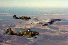 Poco después de su entrega, el C9-51 vuela escoltado por dos HA-220 Super Saeta del 214 Escuadrón.