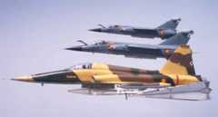 Uno de los F-5A del Ala 21 acompañado por dos Mirage F.1 del Ala 46. Se puede apreciar el gran tamaño del dardo para prácticas de tiro aire-aire que porta el F-5.