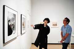 左から:鳥居みゆき、石田哲朗(東京都写真美術館学芸員)