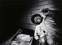 『酒を飲む浮浪者 新宿』「東京 都市の闇を幻視する」より 1970年 ゼラチン・シルバー・プリント