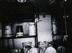 『残飯をあさるネズミの群 銀座』1977年 ゼラチン・シルバー・プリント