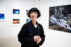 ある作品の前で思わず立ち止まる鳥居