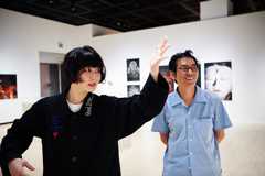 左から:鳥居みゆき、石田哲朗(東京都写真美術館学芸員)