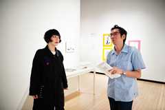 左から:鳥居みゆき、石田哲朗(東京都写真美術館学芸員)