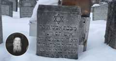 The grave of Rabbi Yechiel Meir Burgeman in Rochester, New York.