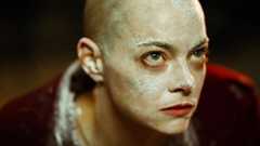 image de la news Emma Stone s'est-elle réellement rasée la tête pour son nouveau film Bugonia ?