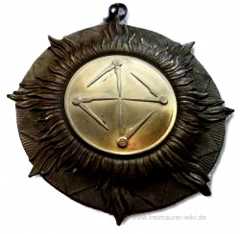 Dieses Bijou, in dem vier Zirkel sich zu einem hakenkreuzähnlichen Symbol vereinigen, fasst am Besten die verzweifelten Rettungsversuche deutscher Logen während der Nazi-Diktatur zusammen. Uns mag diese Metapher heute als Anbiederungsversuch erscheinen, aber sie ist nur ein winziger Hinweis auf außerordentlich eklatante Geschehnisse, die wir in unserer Kategorie "Dunkle Zeit aufzuarbeiten versuchen.