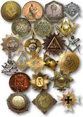 Die künstlerisch oftmals sehr hochwertigen Logenabzeichnen nennt man Bijoux. Es ist in vielen, nicht in allen Logen üblich. Wir bereiten eine Anthologie aller Bijoux im internationalen Rahmen vor: Projekt: Bijoux of the world. Das Freimaurer-Wiki zeigt auch sehr seltene Bijoux aufgelöster Logen und Feldlogen. Erfahren Sie mehr über die Bijou-Herstellung in unserem Beitrag über traditionelle Goldschmiedearbeit und 3D-Sculpting.