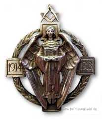 Nach dem ersten Weltkrieg wurde in London eine Gedenkstätte für jene Brüder eingerichtet, die ihr Leben im Krieg 1914 -1918, also im ersten Weltkrieg, lassen mussten. Für eine große Gedenktafel wurde Geld, auch in Übersee, gesammelt. Als sogenannte "Bausteine" erhielt man in drei Kategorien das sogenannte "Hall Stone Jewel". In der Mitte ist eine geflügelte Figur, die einen Tempel trägt und den Frieden darstellt. Das Tragen der Jewels durch den Meister einer Loge erfüllt einen doppelten Zweck, zunächst bietet es sichtbaren Beweis, dass die Loge treu und gewissenhaft ihre Verpflichtungen gegenüber der Bruderschaft eingehalten hat; Zweitens soll es jeden Bruder an die Notwendigkeit einer gewissenhaften Arbeit an sich selbst erinnern.